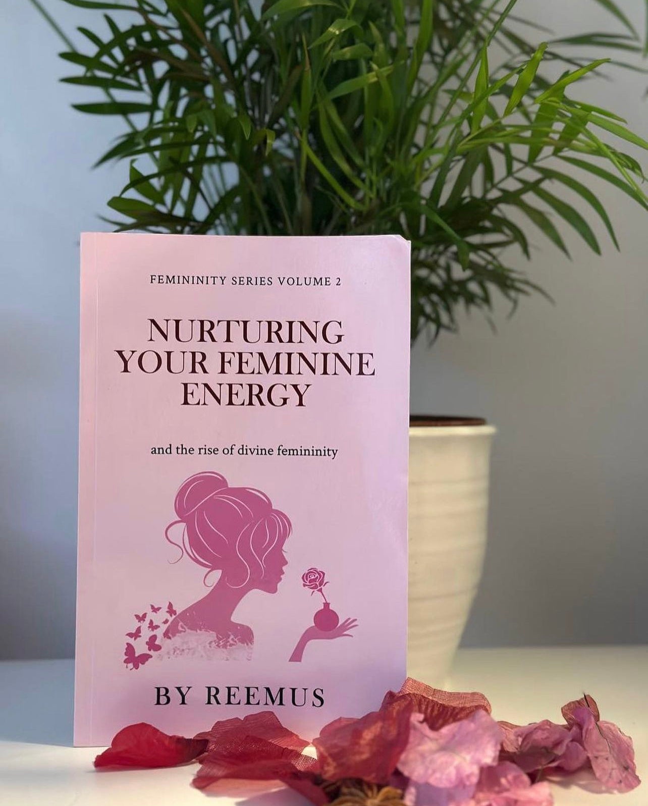Nurturing Your Feminine Energy: & The Rise Of Divine Femininity (Paperback)